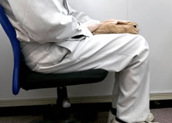 両腕を使う給餌･補水